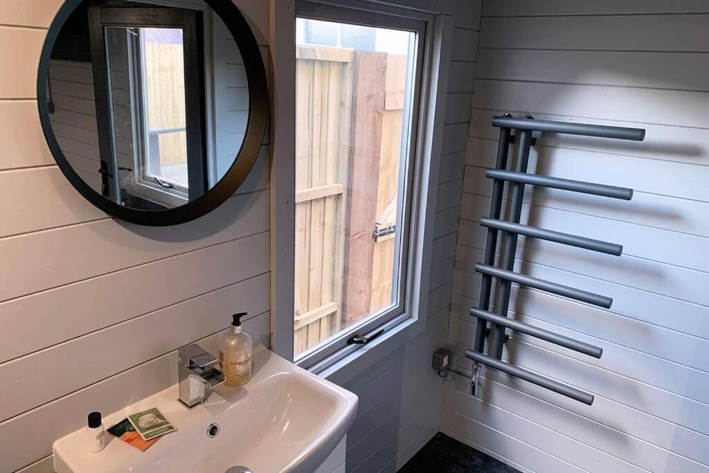 Cosy, Self-Contained Garden Room In City Centre! Герефорд Екстер'єр фото